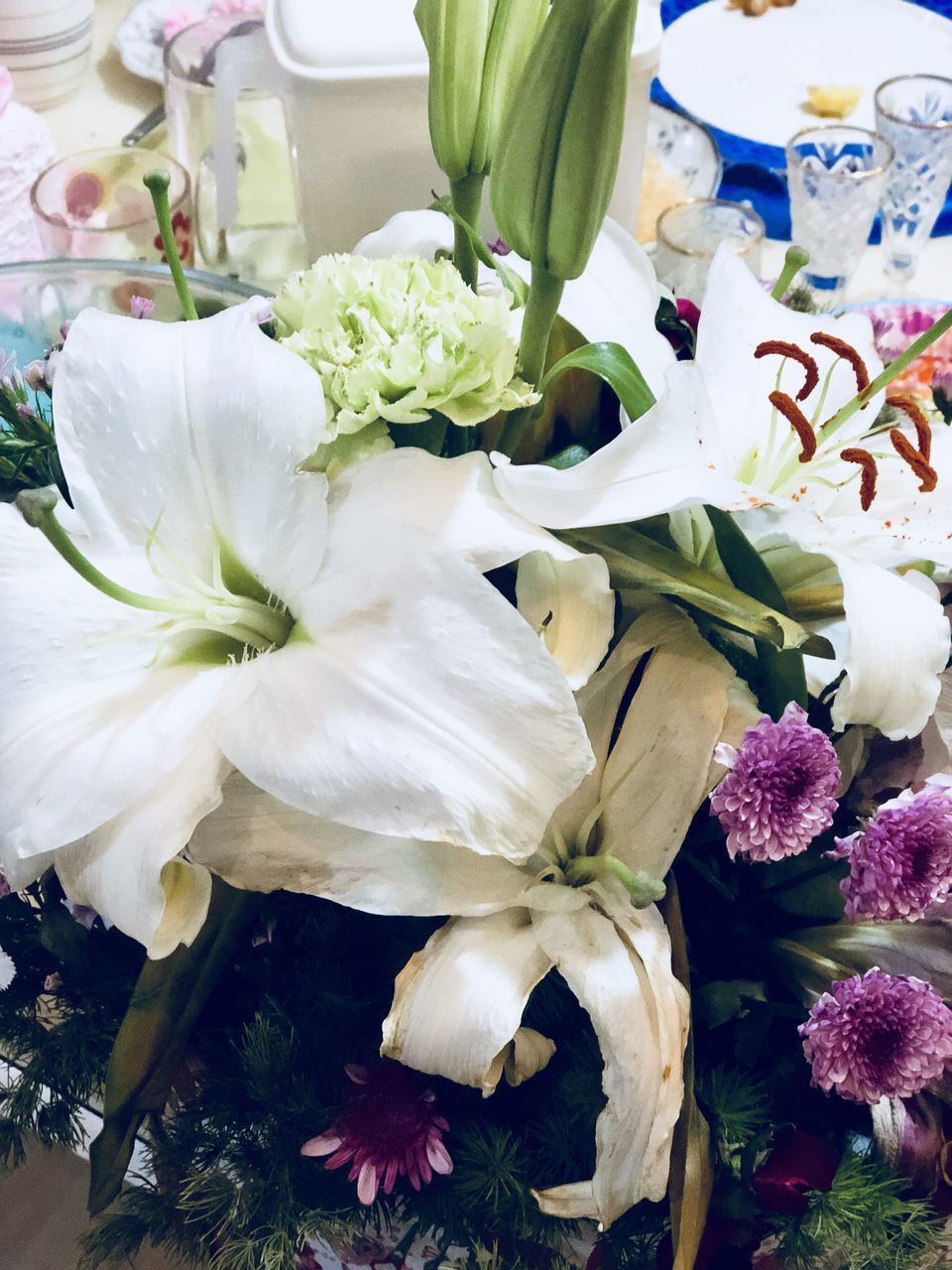 flowering plant, flower, plant, beauty in nature, freshness, vulnerability, fragility, white color, petal, close-up, flower head, inflorescence, nature, no people, growth, flower arrangement, indoors, high angle view, day, bouquet, pollen, bunch of flowers