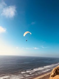 Hang glider over torrey pines beach san diego on a beautiful clear day