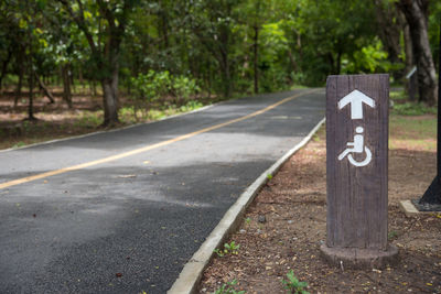 Wheelchair access sign at roadside