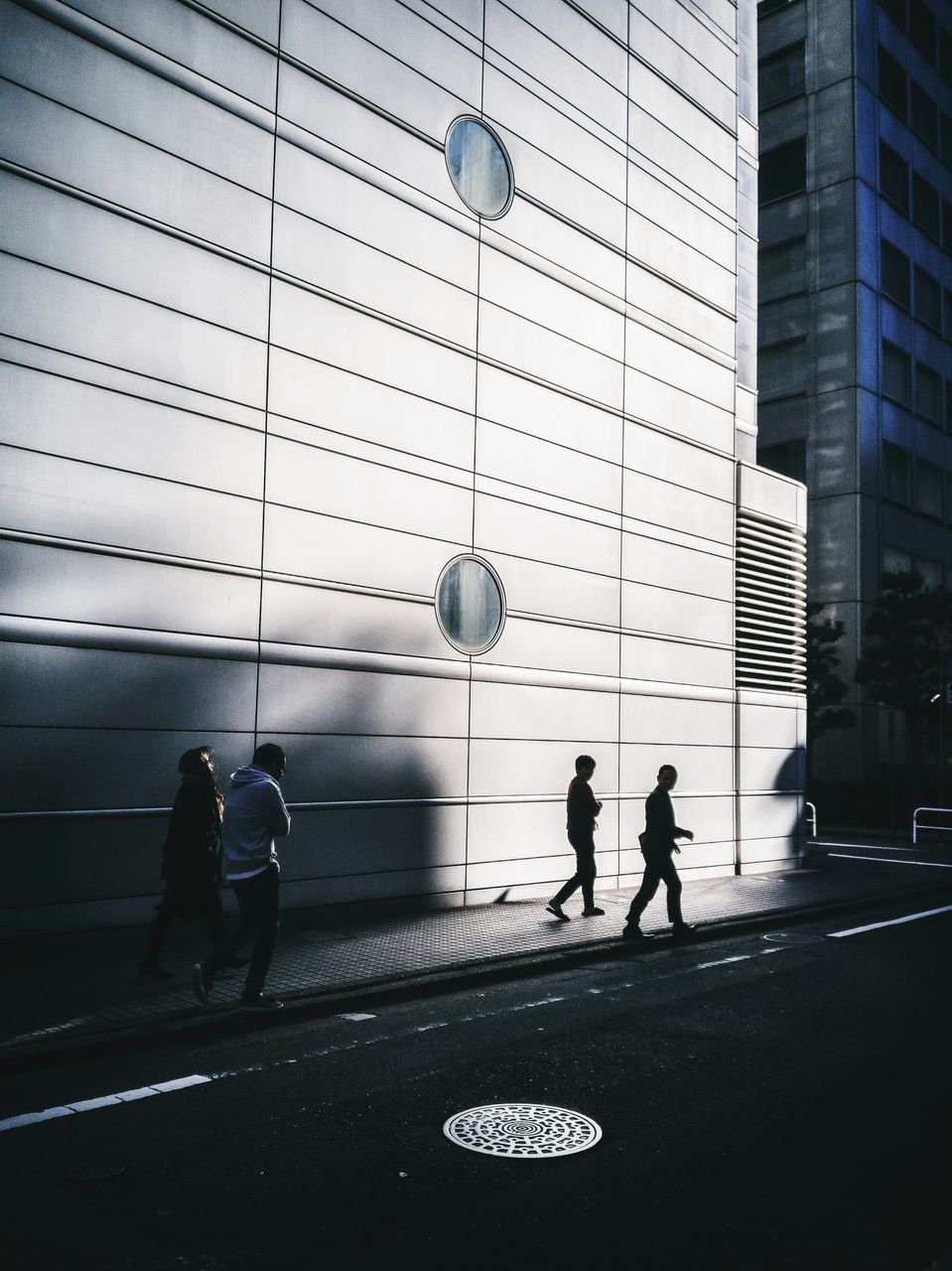 group of people, real people, architecture, built structure, walking, building exterior, city, men, full length, people, lifestyles, adult, women, group, medium group of people, day, leisure activity, outdoors, street, transportation, office building exterior