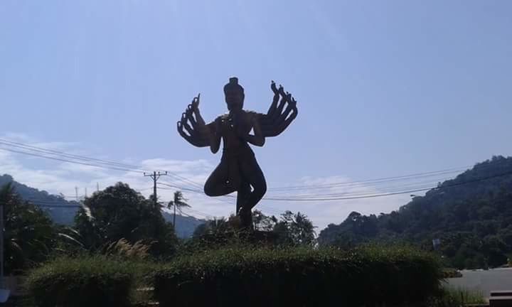 LOW ANGLE VIEW OF MAN AGAINST TREES AGAINST SKY