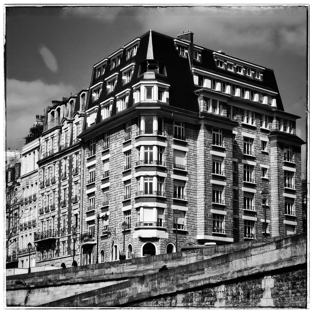 LOW ANGLE VIEW OF RESIDENTIAL BUILDING AGAINST SKY