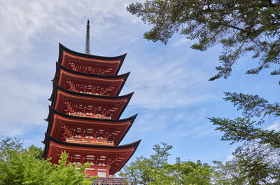 Toyokuni shrine five-story pagoda at miyajima, hiroshima, japan