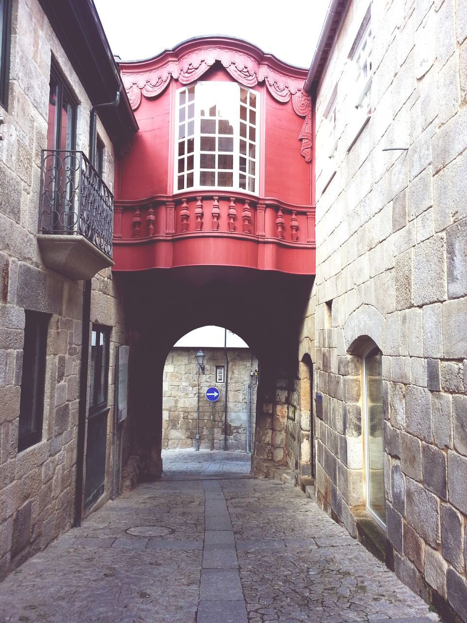 architecture, built structure, building exterior, arch, brick wall, window, building, the way forward, cobblestone, street, residential structure, narrow, wall - building feature, old, residential building, stone wall, alley, day, city, wall