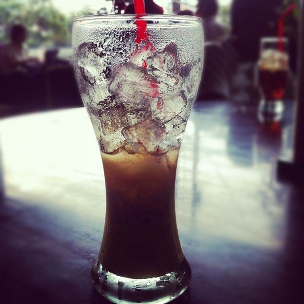 focus on foreground, drink, close-up, drinking glass, glass - material, indoors, refreshment, food and drink, transparent, alcohol, selective focus, table, still life, incidental people, day, glass, bottle, no people, restaurant