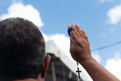 Catholics pray during mass on the last friday of 2024 at the bonfim church. salvador, bahia.