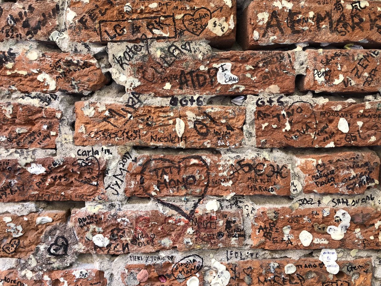 CLOSE-UP OF BRICK WALL