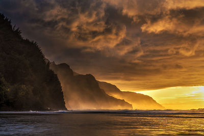 Napali coast dramatic sunset from ke'e beach on the island of kauai, hawaii.