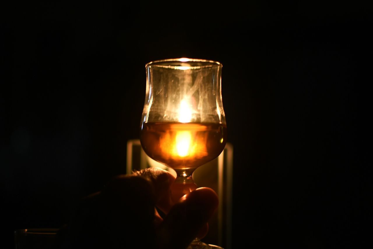 CLOSE-UP OF HAND HOLDING WINEGLASS