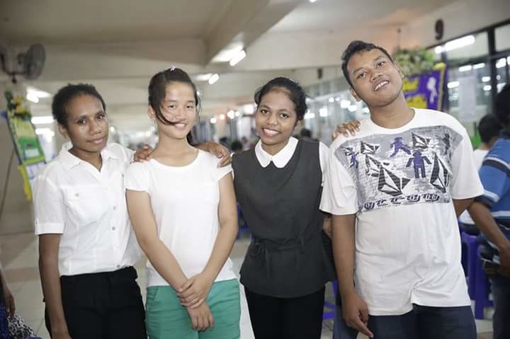 PORTRAIT OF A SMILING YOUNG COUPLE IN OFFICE