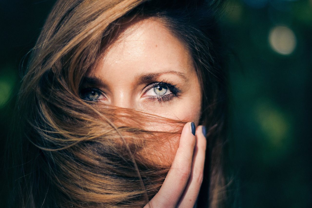 portrait, looking at camera, young adult, headshot, young women, person, close-up, long hair, front view, lifestyles, human face, beauty, leisure activity, head and shoulders, smiling, focus on foreground, contemplation