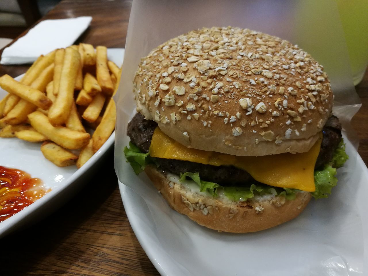 CLOSE-UP OF BURGER ON PLATE