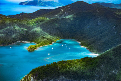 Gorgeous blue bay within the whitsunday islands, great barrier reef, australia 