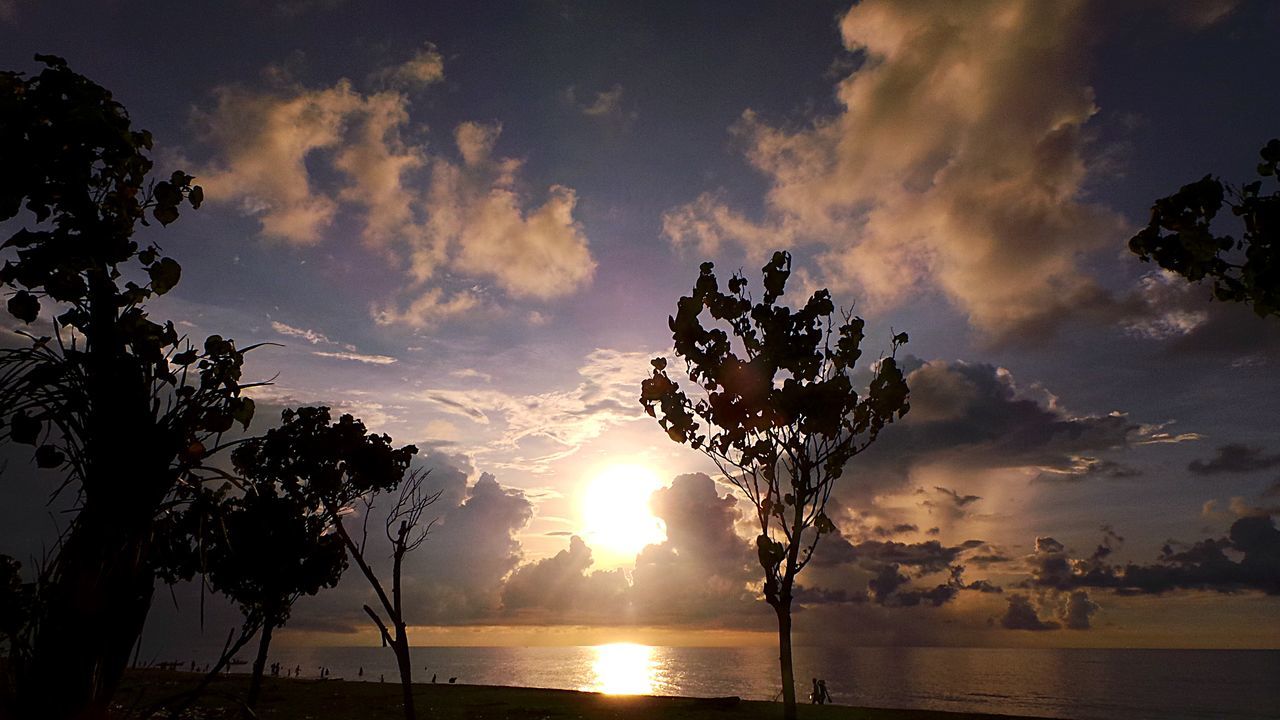 sun, sunset, tranquil scene, water, scenics, tranquility, sky, beauty in nature, silhouette, sunbeam, sunlight, reflection, nature, tree, idyllic, cloud - sky, lens flare, sea, lake, horizon over water