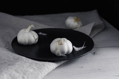 Close-up of garlic in plate on table