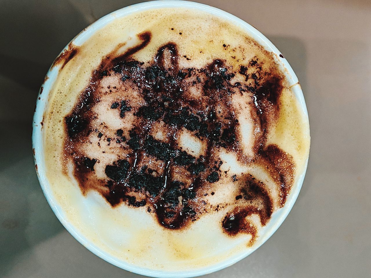 HIGH ANGLE VIEW OF COFFEE CUP ON TABLE