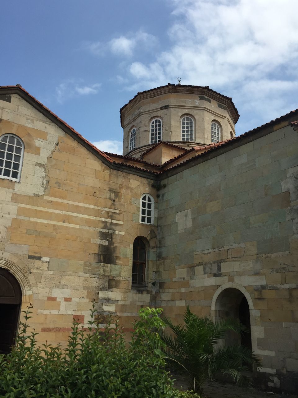 LOW ANGLE VIEW OF HISTORICAL BUILDING AGAINST SKY