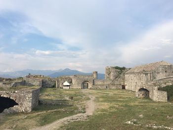 Ruins of fort against cloudy sky