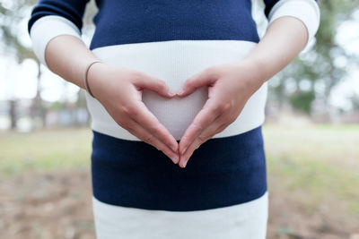 Heart shape during maternity photo session 