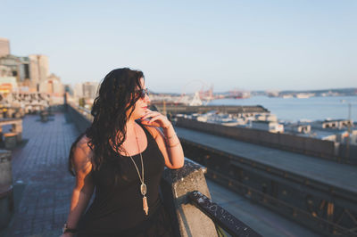 Rear view of young woman looking at sea