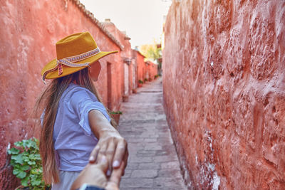 Couple holding hands in santa catalina monastery, convento de santa catalina, arequipa