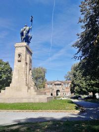 Statue of historical building against sky