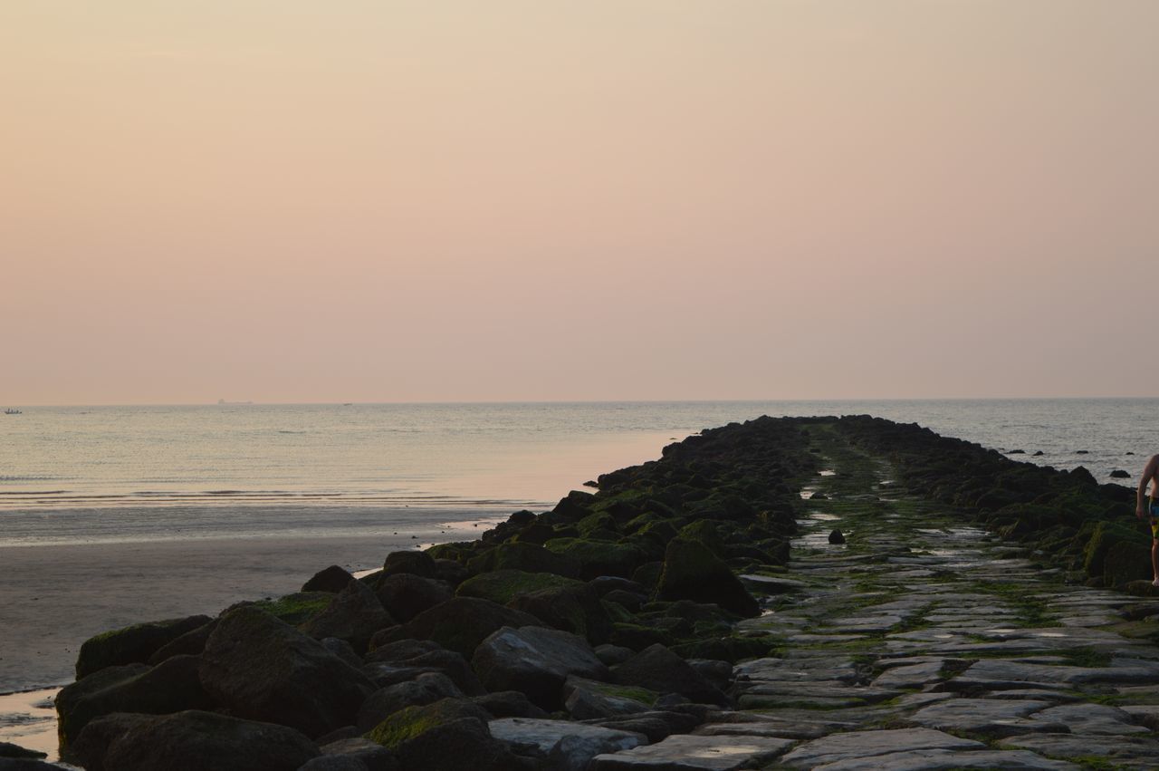 SCENIC VIEW OF SEA AGAINST SKY AT SUNSET