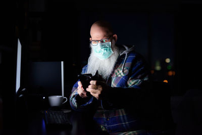 Full length of man holding coffee cup