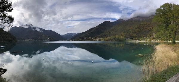 Panoramic view of lake and mountains against sky