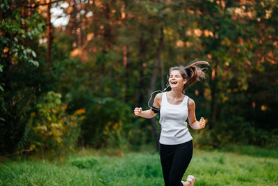 Full length of young woman sitting on grass