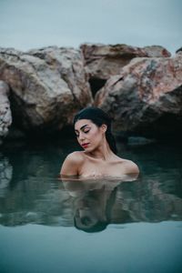 Preciosa mujer soñando en una laguna