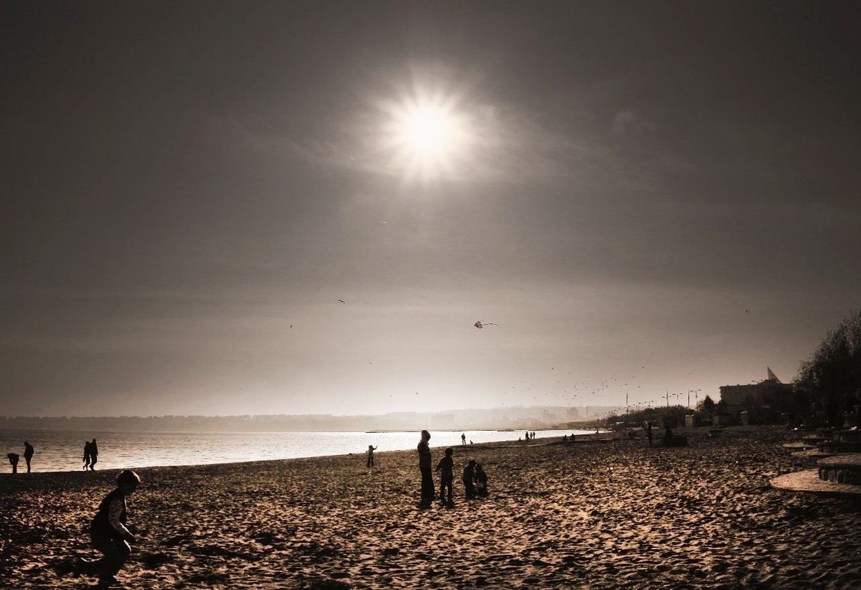 beach, sea, horizon over water, water, shore, sun, sky, scenics, sand, tranquil scene, tranquility, beauty in nature, sunlight, sunbeam, nature, silhouette, incidental people, idyllic, vacations