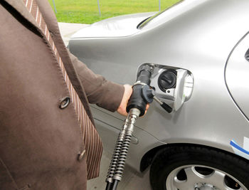 The refueling of a hydrogen car at a hydrogen station