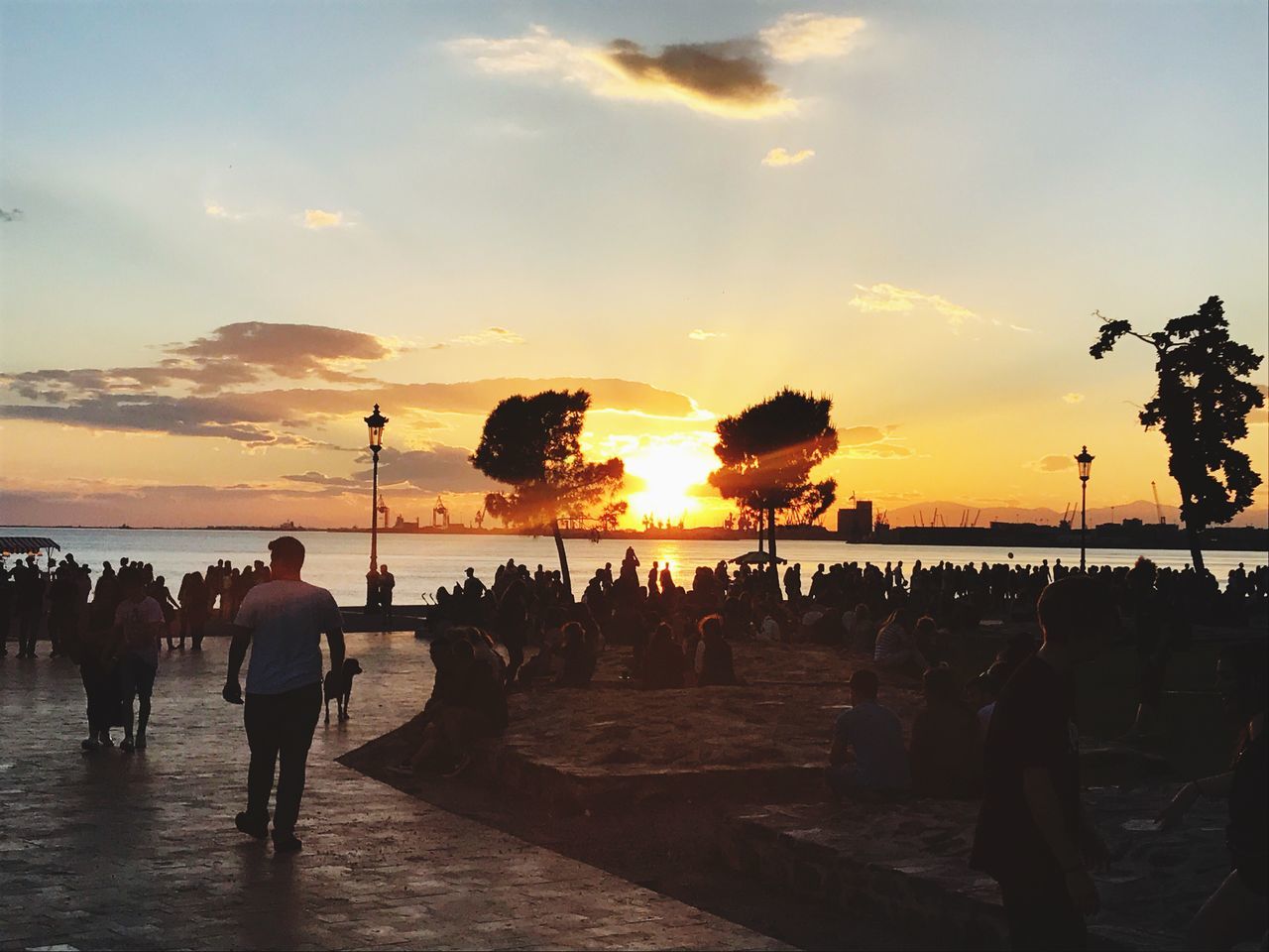 sunset, sky, silhouette, cloud - sky, large group of people, sea, water, beach, real people, beauty in nature, leisure activity, nature, scenics, lifestyles, horizon over water, women, enjoyment, men, togetherness, outdoors, relaxation, people