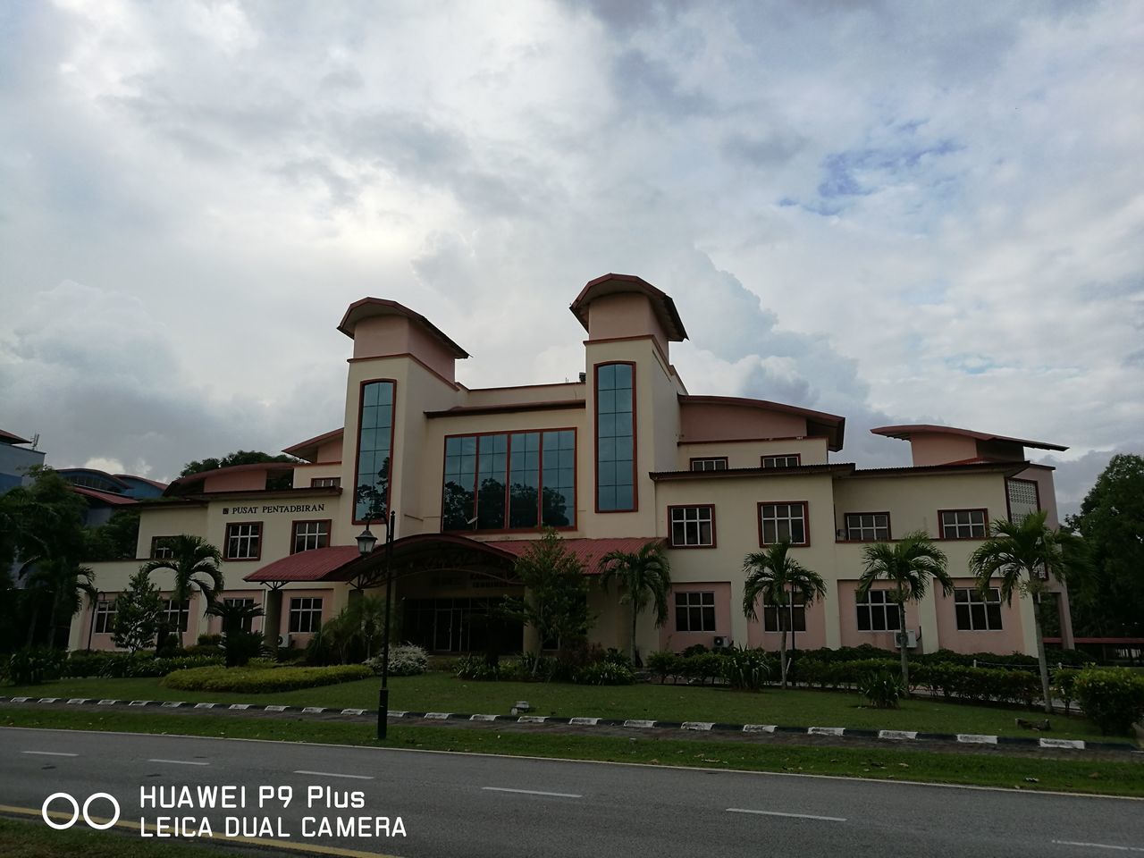 LOW ANGLE VIEW OF BUILDING AGAINST CLOUDY SKY