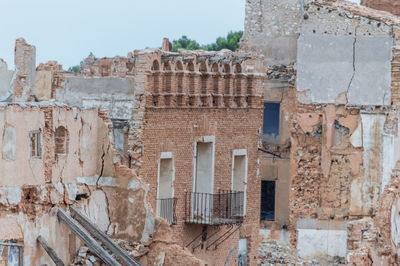 Old ruin building against sky