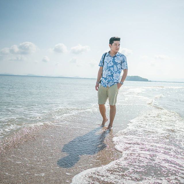 beach, sea, horizon over water, water, shore, full length, sky, sand, lifestyles, leisure activity, casual clothing, person, standing, childhood, vacations, elementary age, nature, young adult