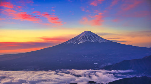 View of mt,fuji against sea of clouds sky