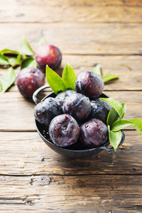 Close-up of grapes in bowl on table