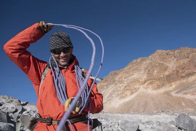One man wrapping a rope around his head while climbing pico de orizaba