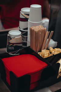 Paper coffee cups and red napkins on the counter in a coffee shop