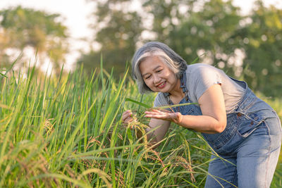 Portrait of young woman sitting on field