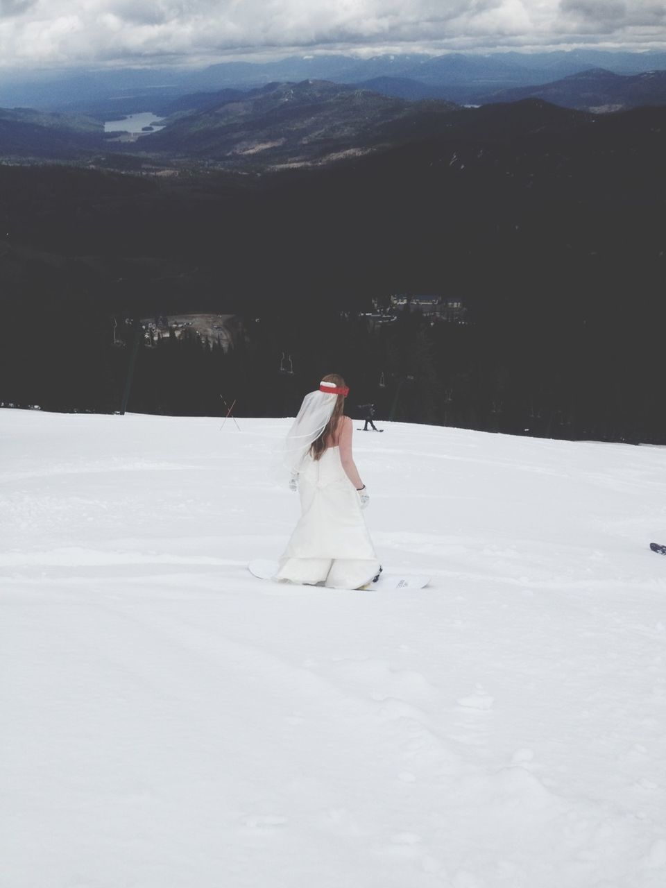 snow, winter, cold temperature, mountain, season, white color, leisure activity, full length, lifestyles, landscape, tranquil scene, weather, tranquility, nature, mountain range, beauty in nature, covering, field