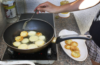 Frying vegetables slices