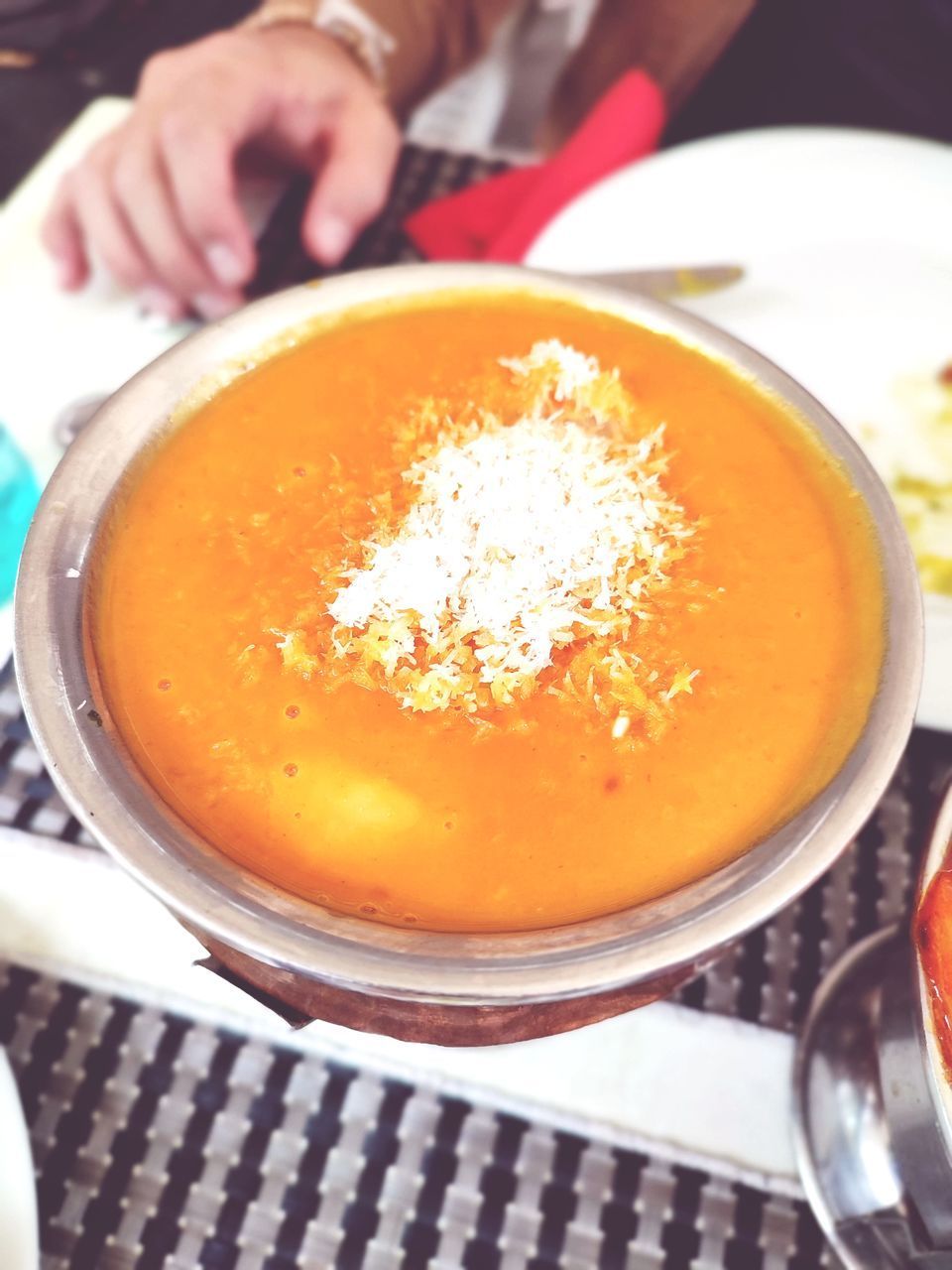 HIGH ANGLE VIEW OF SOUP IN BOWL ON TABLE