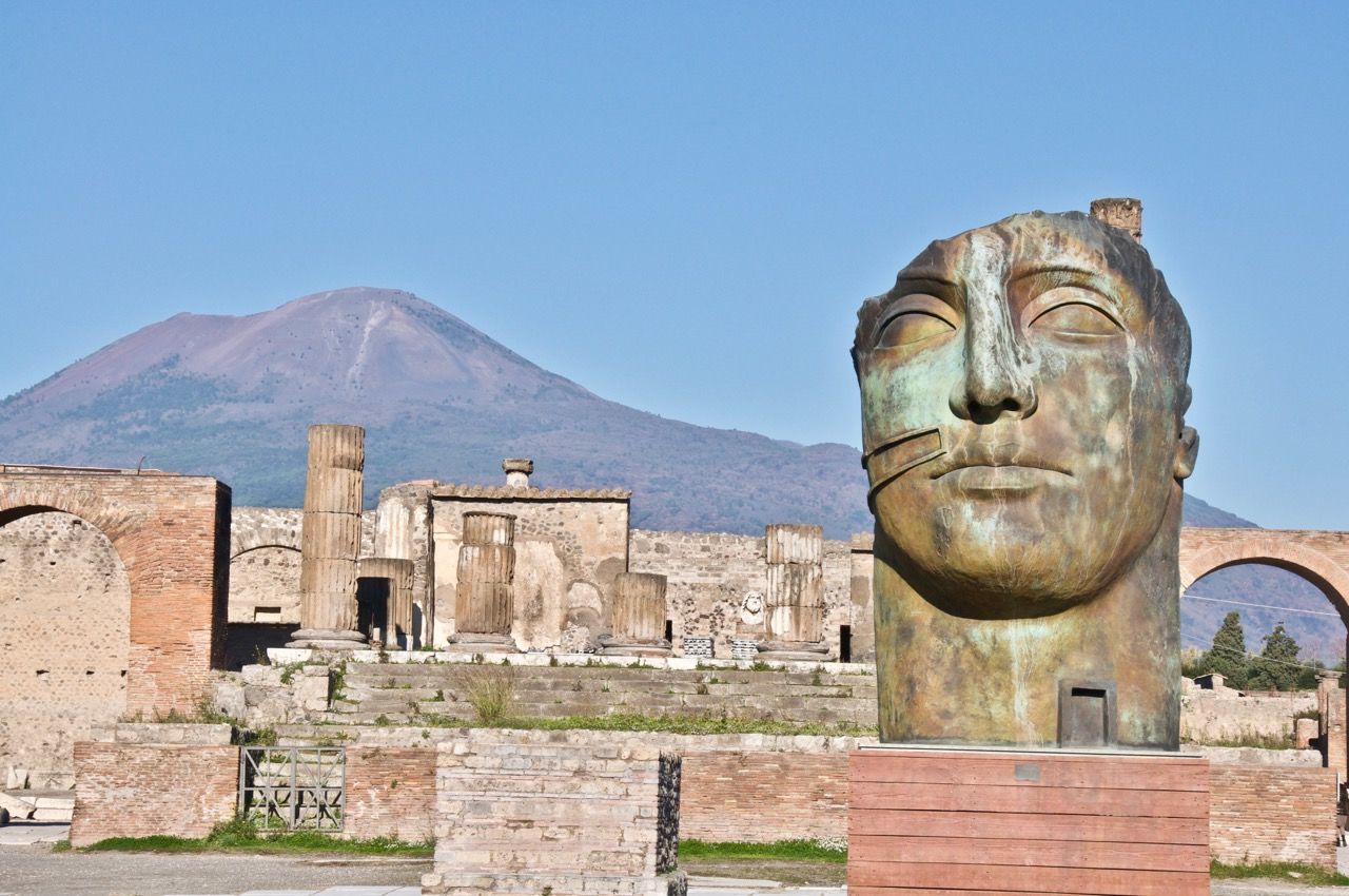 STATUE OF HISTORICAL BUILDING