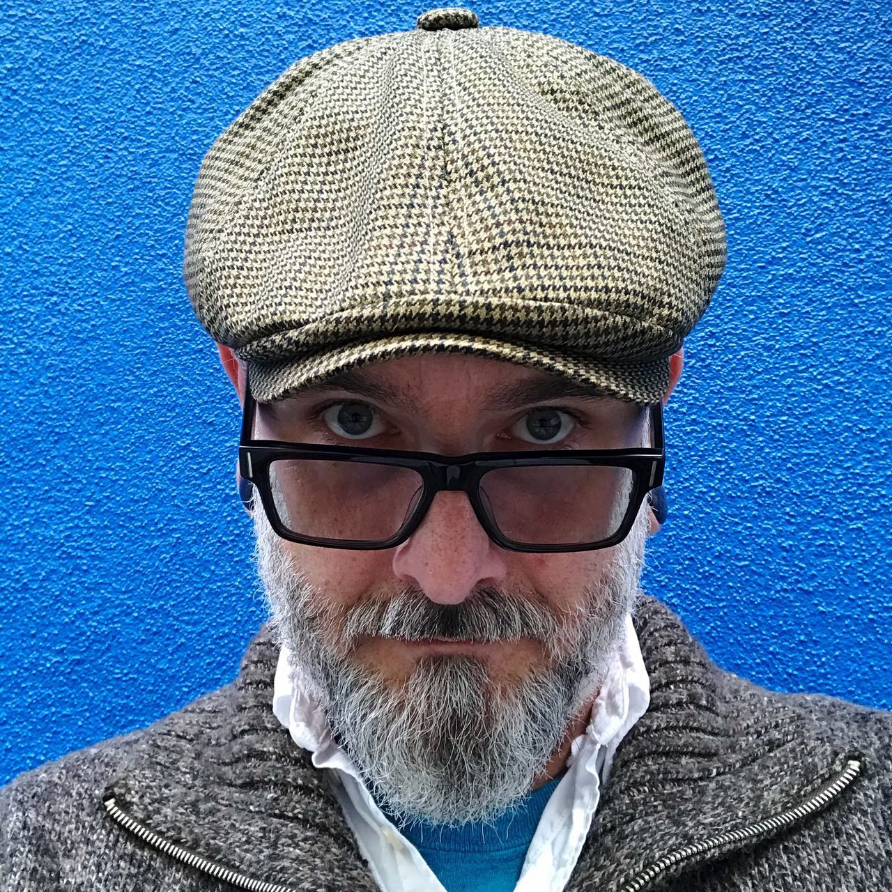 CLOSE-UP PORTRAIT OF MAN WEARING EYEGLASSES