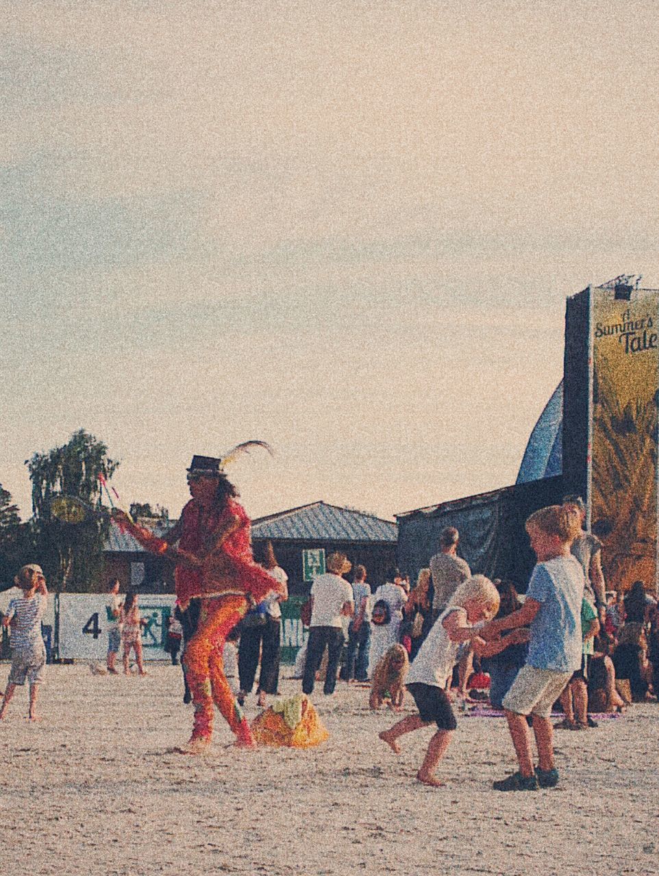 large group of people, lifestyles, men, leisure activity, beach, person, sand, built structure, architecture, building exterior, mixed age range, enjoyment, sky, crowd, outdoors, vacations, day, togetherness, fun