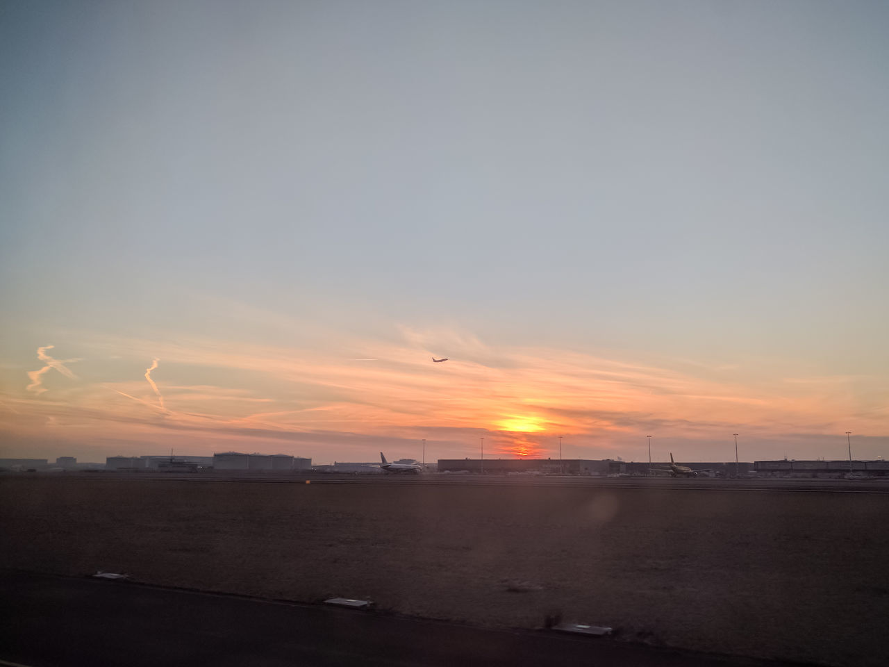 SCENIC VIEW OF SEA AGAINST SKY AT SUNSET