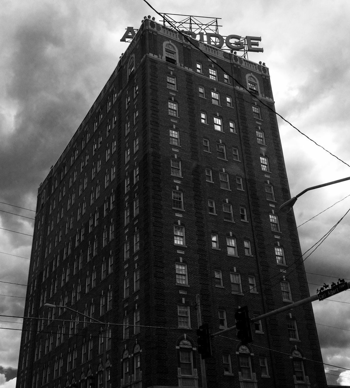 LOW ANGLE VIEW OF BUILDING IN CITY AGAINST SKY